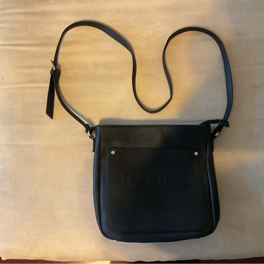 Jones New York Signature crossbody purse 100% Polyvinyl Chloride. Multi pockets.
